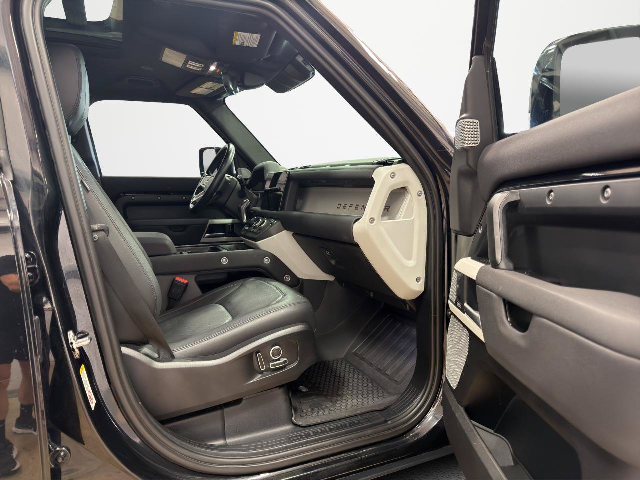 Used 2023 Land Rover Defender 130 SE AWD/4WD image 28