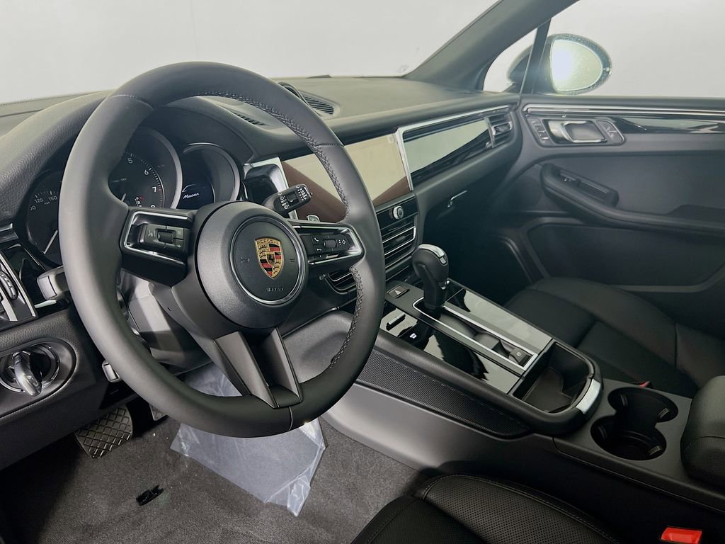 Certified 2026 Porsche Macan AWD/4WD image 4