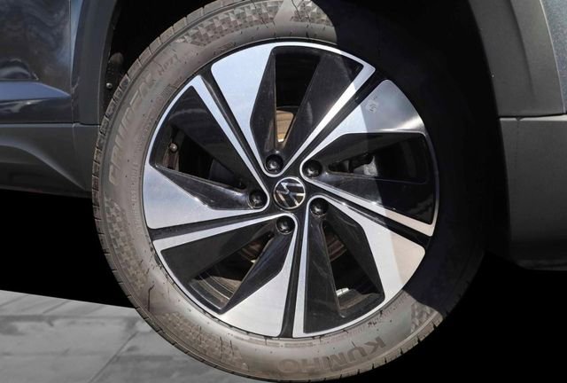 New 2026 Volkswagen Taos SE image 3