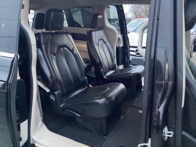 Used 2018 Chrysler Pacifica Touring-L Plus w/ Tire & Wheel Group image 8