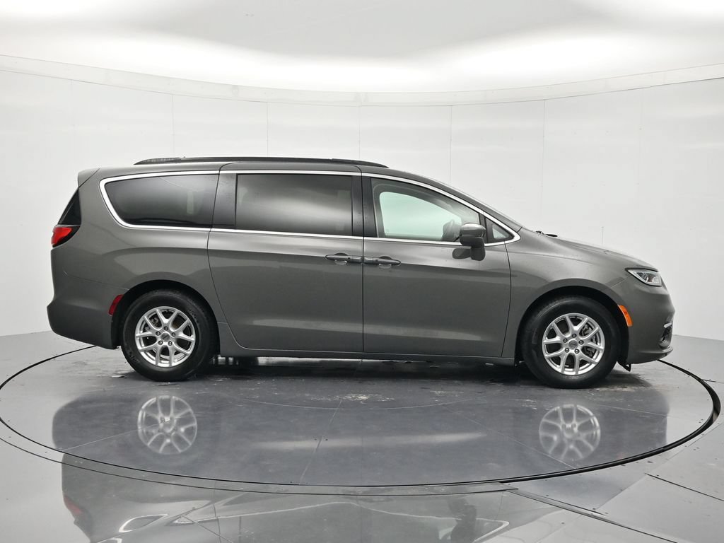 Used 2022 Chrysler Pacifica Touring-L FWD image 4
