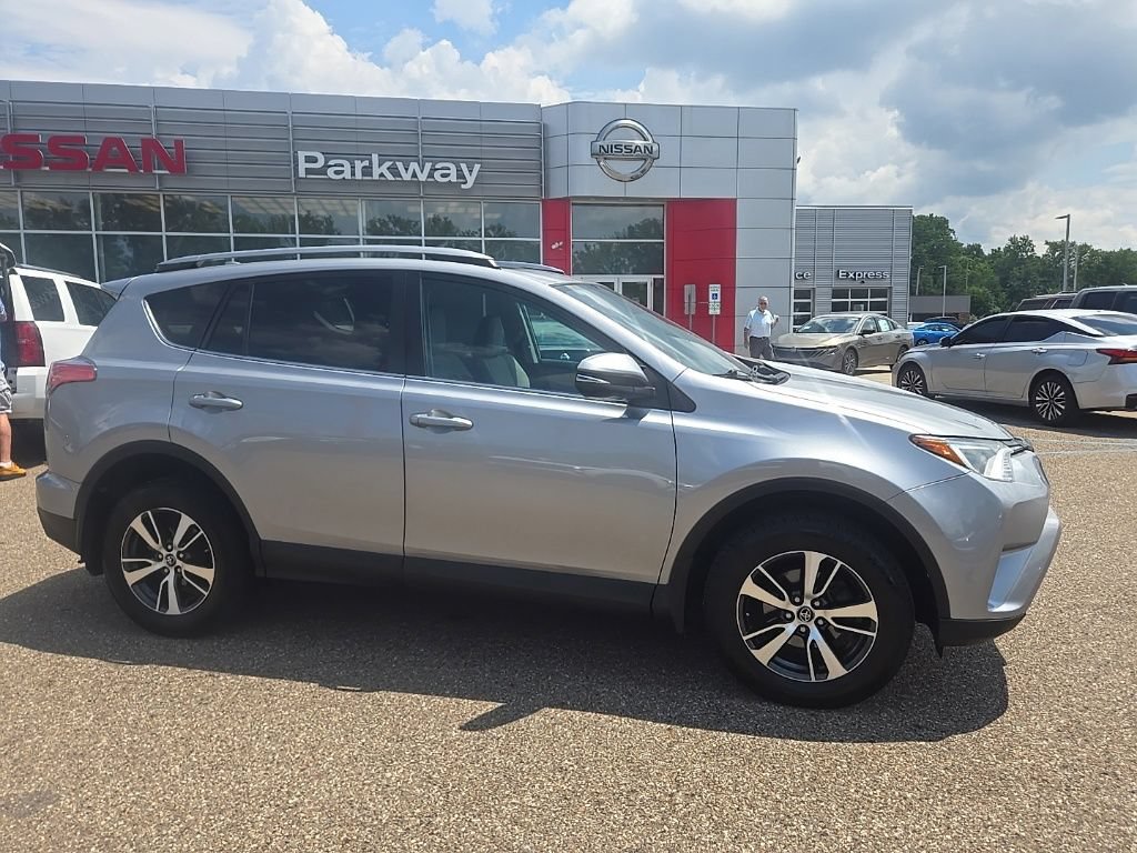 Used 2018 Toyota RAV4 XLE w/ Plus Extra Value Package AWD/4WD image 9