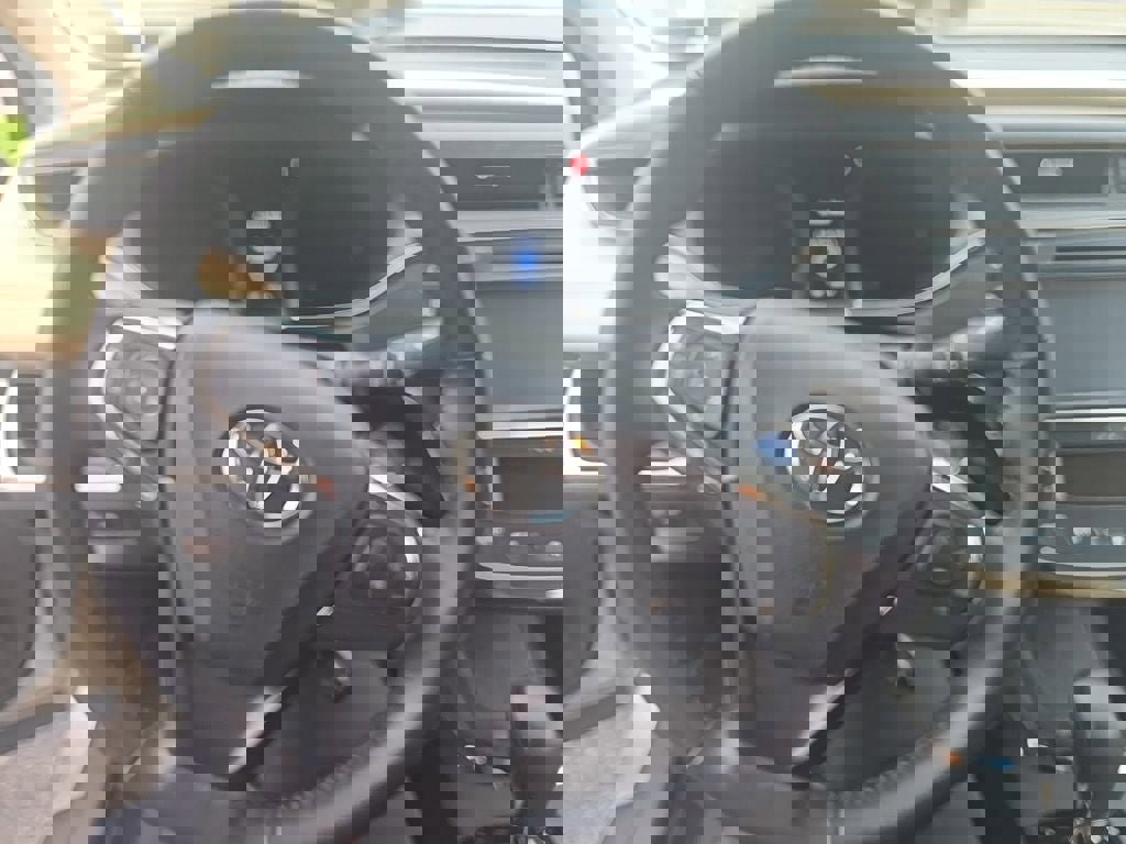 Used 2016 Toyota Avalon XLE Premium image 3