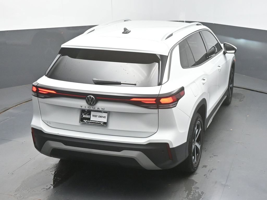 Used 2025 Volkswagen Tiguan SE image 48