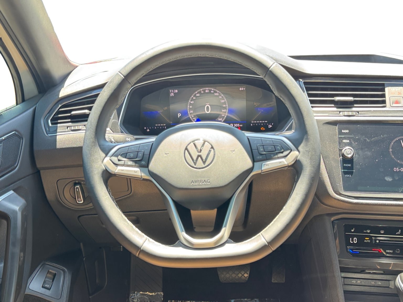 Used 2024 Volkswagen Tiguan SE w/ Panoramic Sunroof Package FWD image 13