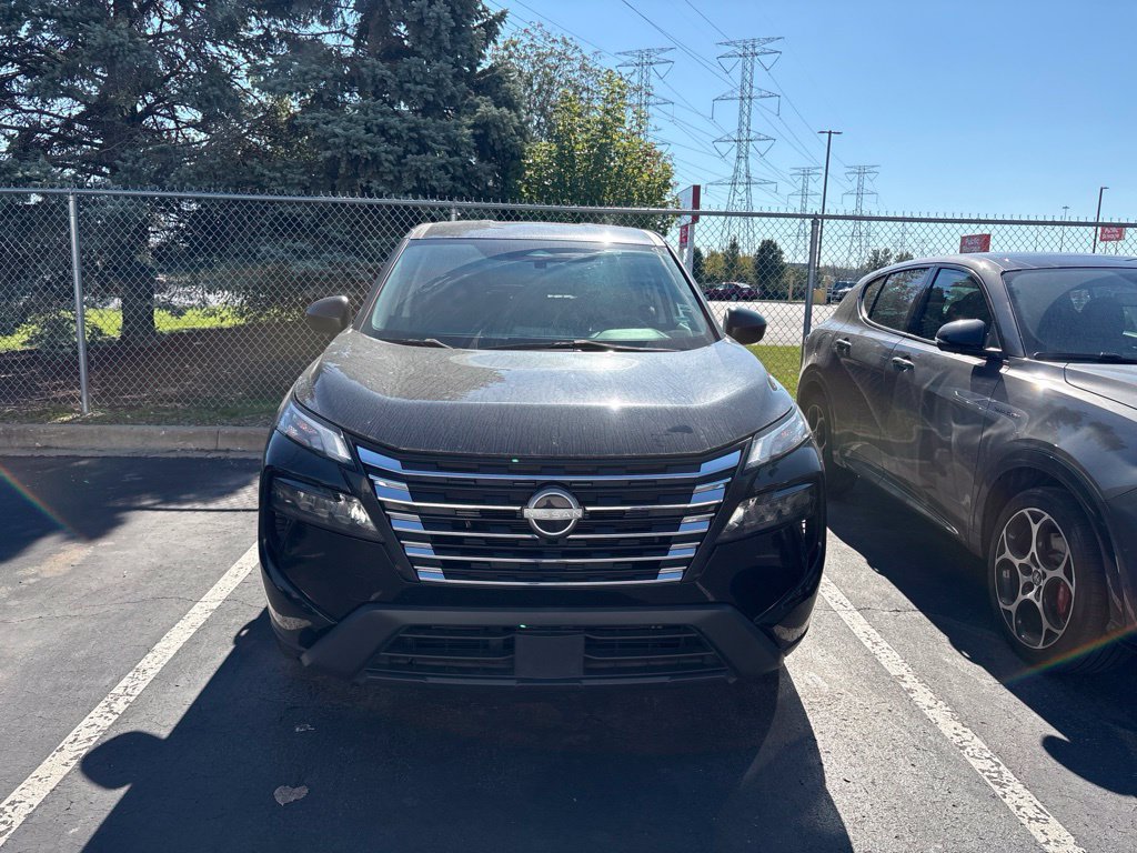 Used 2024 Nissan Rogue S AWD/4WD image 2