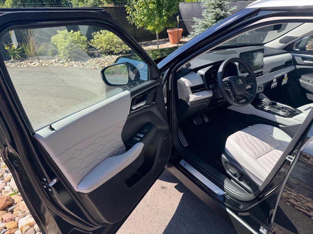 Used 2025 Mitsubishi Outlander AWD image 23