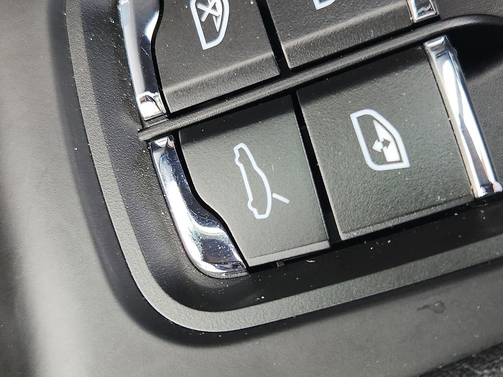 Certified 2025 Porsche Macan image 25