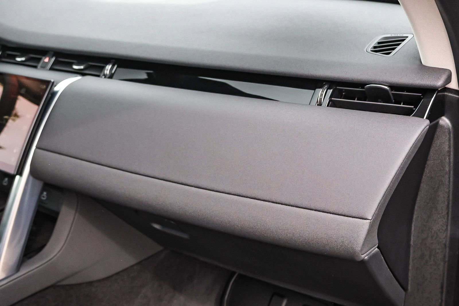 Used 2024 Land Rover Discovery Sport S image 17