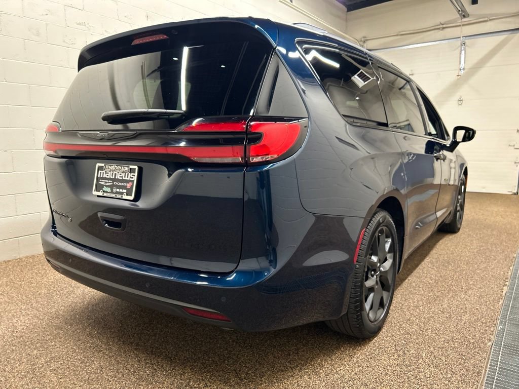 Used 2024 Chrysler Pacifica Touring-L w/ S Appearance Package FWD image 2
