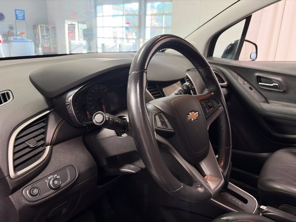 Used 2019 Chevrolet Trax LT w/ LT Convenience Package AWD/4WD image 16