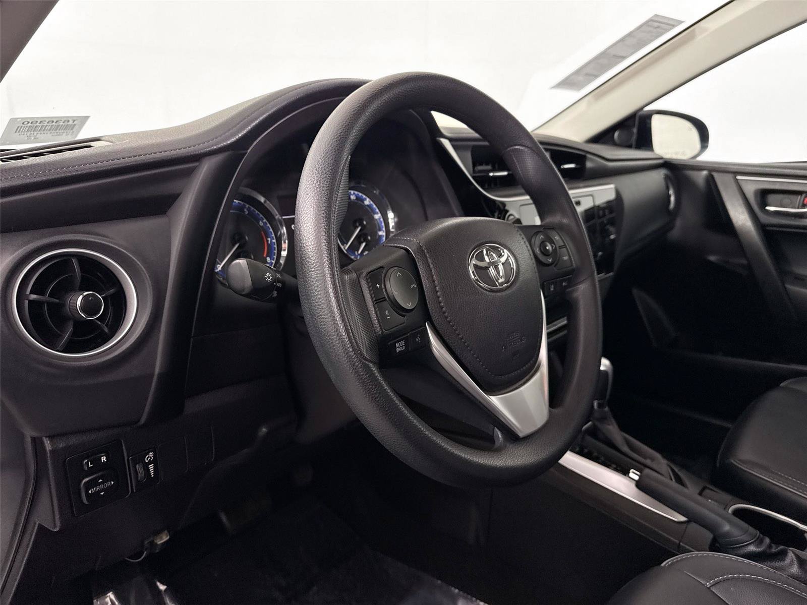 Used 2017 Toyota Corolla XLE w/ Carpet Mat Package (TMS) FWD image 4
