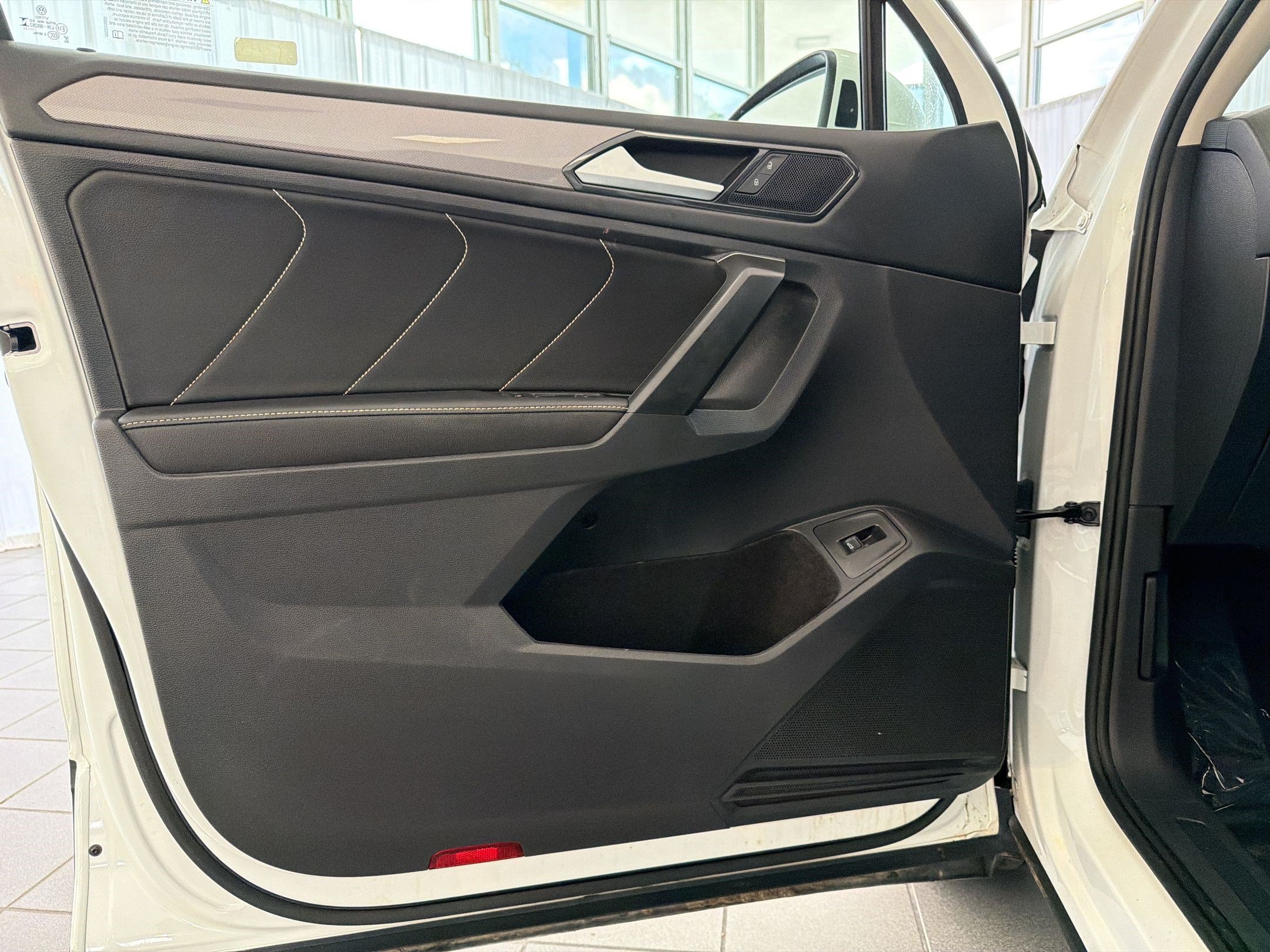Certified 2023 Volkswagen Tiguan SE w/ Panoramic Sunroof Package FWD image 21