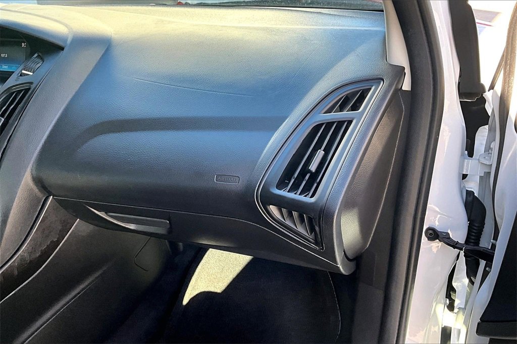 Used 2018 Ford Focus SE w/ SE Appearance Package image 24