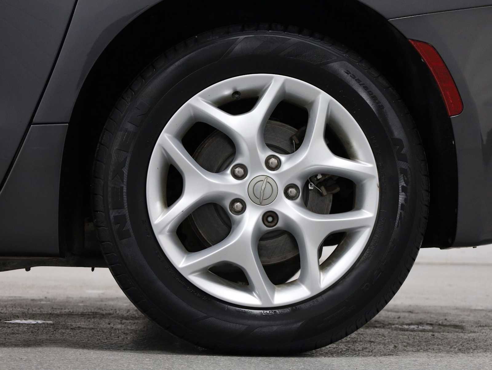 Used 2018 Chrysler Pacifica Touring Plus w/ Tire & Wheel Group FWD image 36