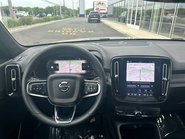 Certified 2025 Volvo XC40 B5 Plus AWD/4WD image 17
