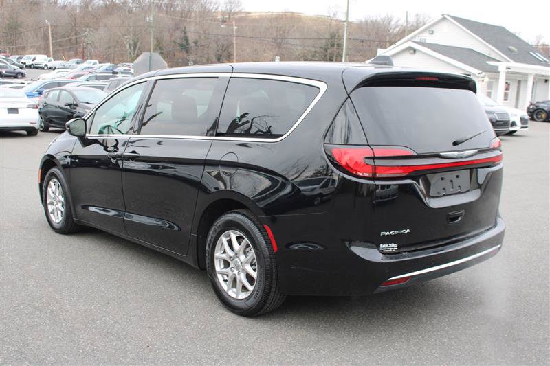 Used 2024 Chrysler Pacifica Touring image 6