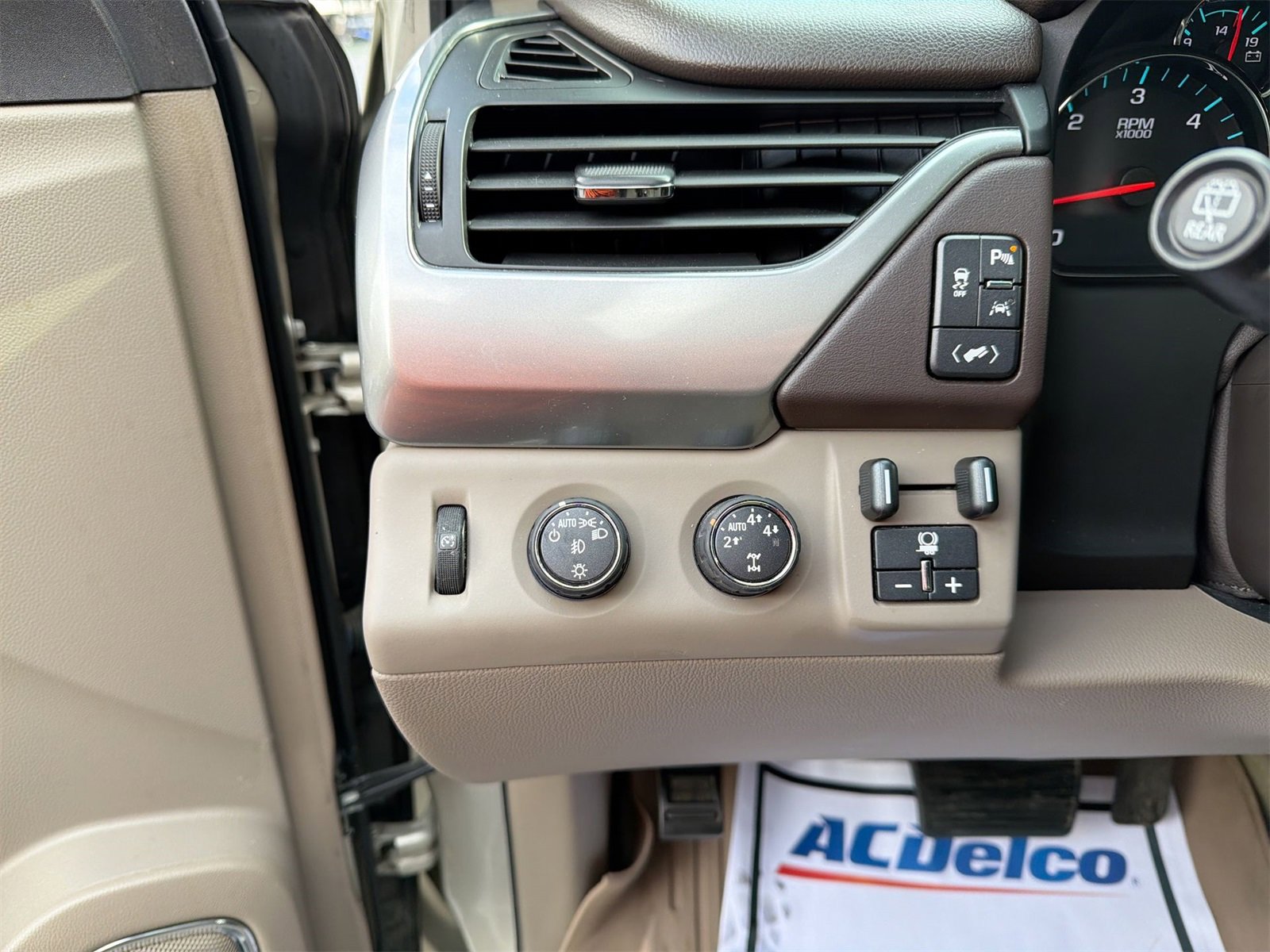 Used 2016 Chevrolet Suburban LTZ image 17