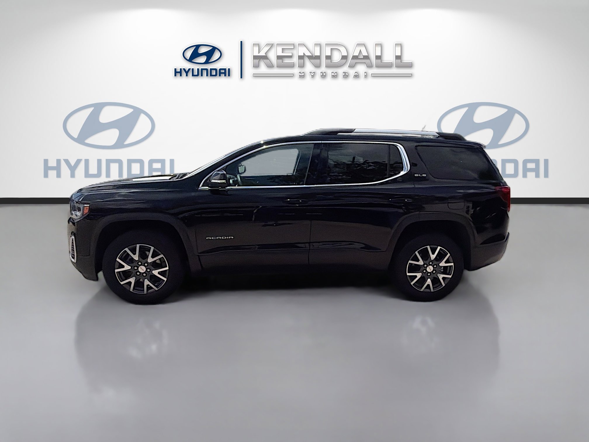 Used 2023 GMC Acadia SLE w/ Driver Convenience Package FWD image 4