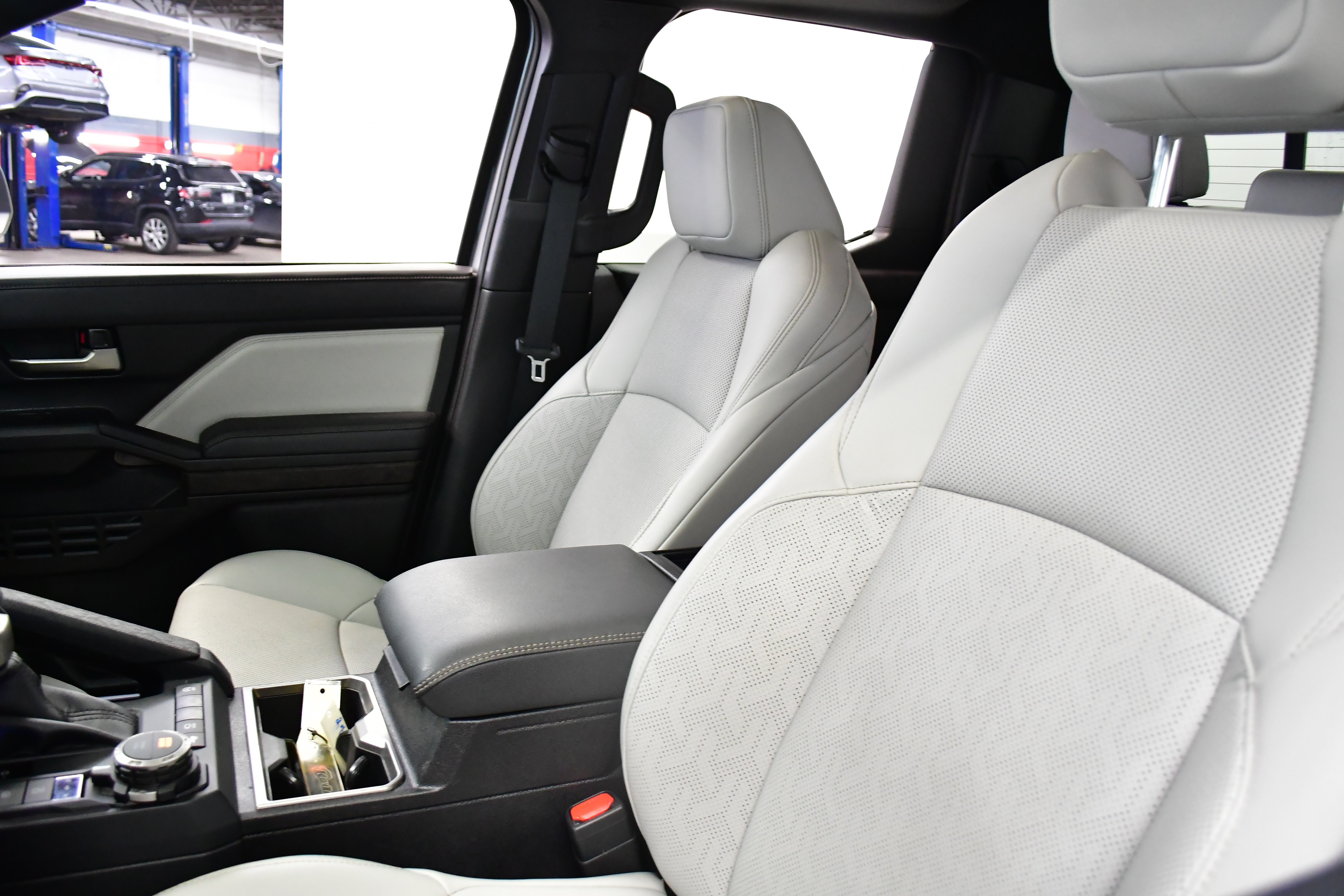 Used 2024 Toyota Tacoma Limited w/ Limited Package (LT) image 18