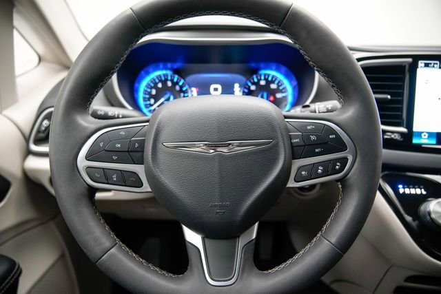 Used 2023 Chrysler Pacifica Touring-L image 32