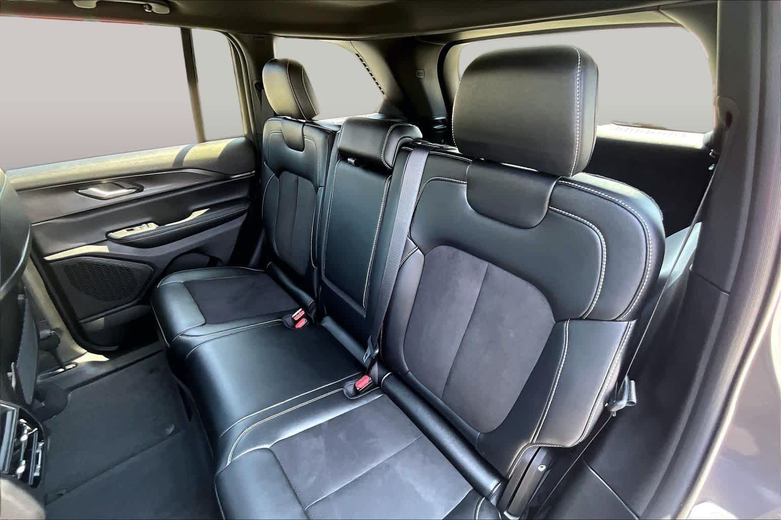 Used 2023 Jeep Grand Cherokee Altitude AWD/4WD image 21