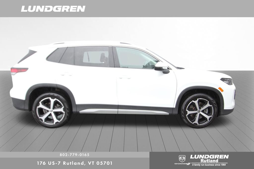 Used 2025 Volkswagen Tiguan SE w/ Panoramic Sunroof Package AWD/4WD image 3