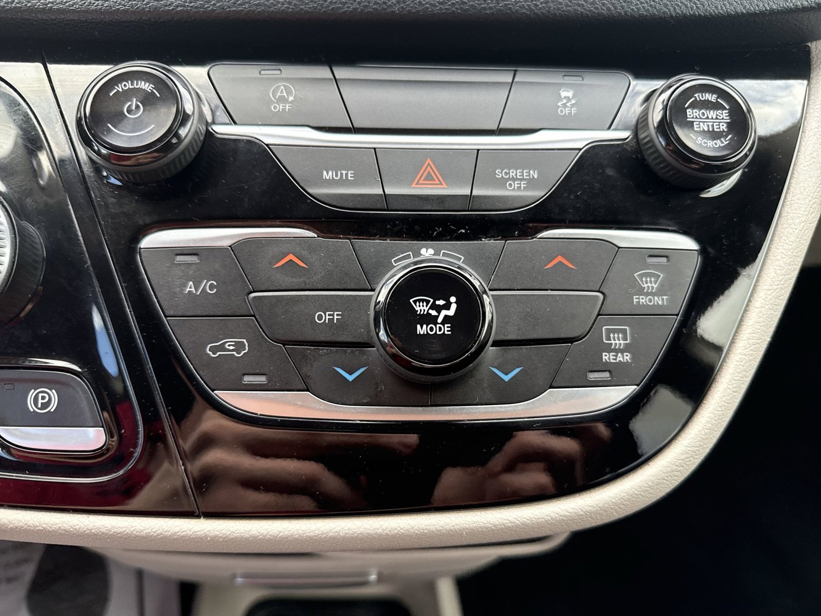 Used 2022 Chrysler Voyager LX FWD image 19