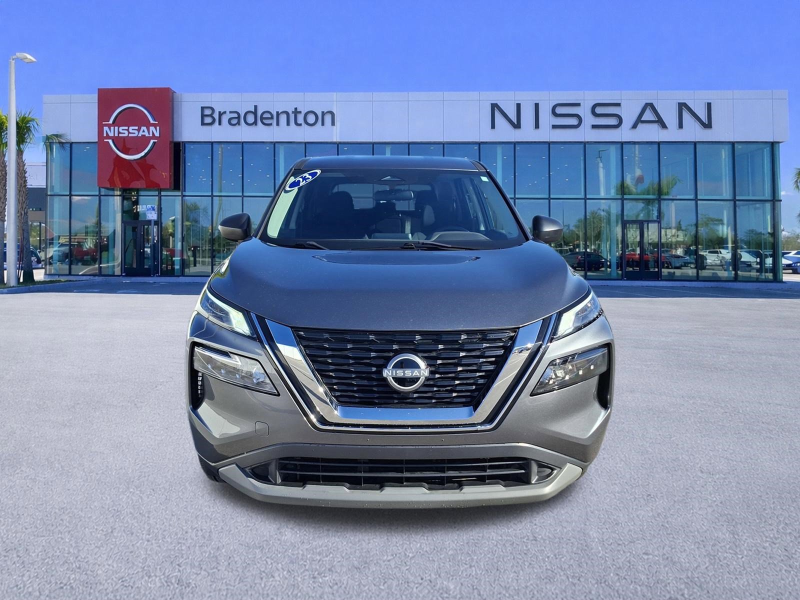 Used 2023 Nissan Rogue S image 2