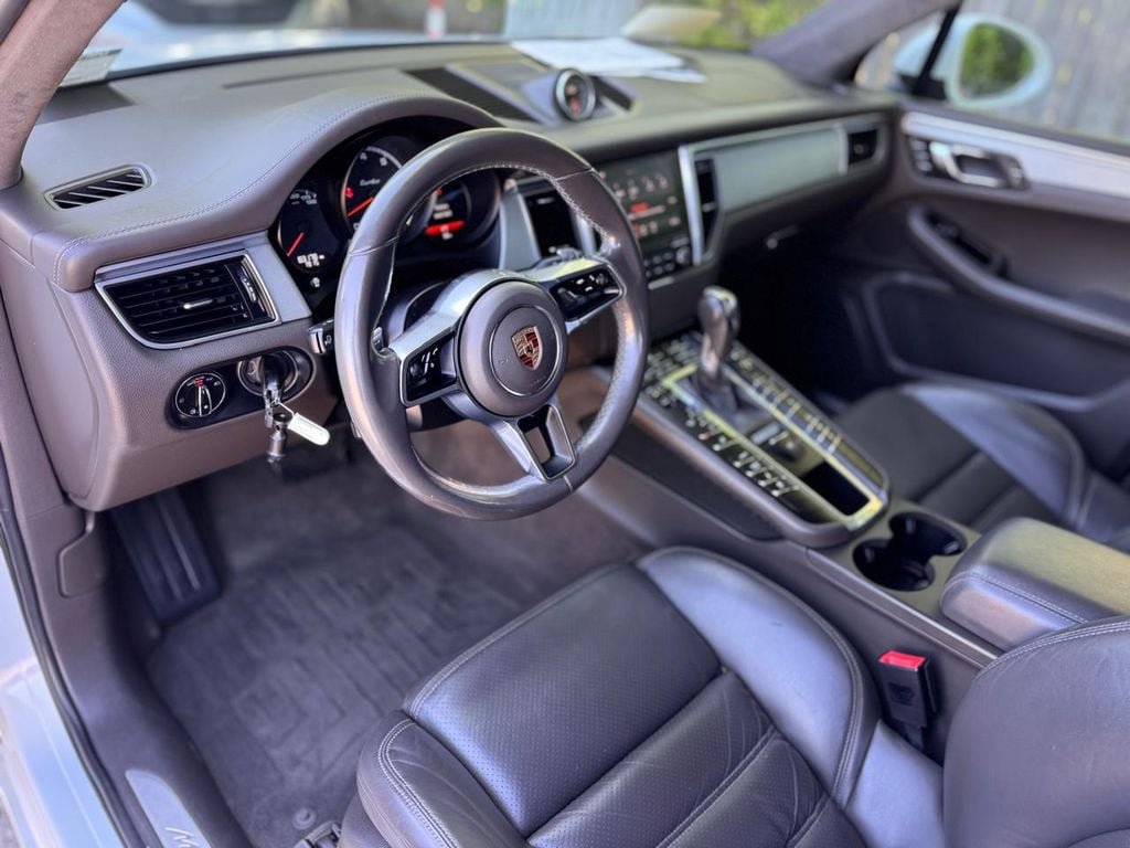 Used 2017 Porsche Macan Turbo AWD/4WD image 13