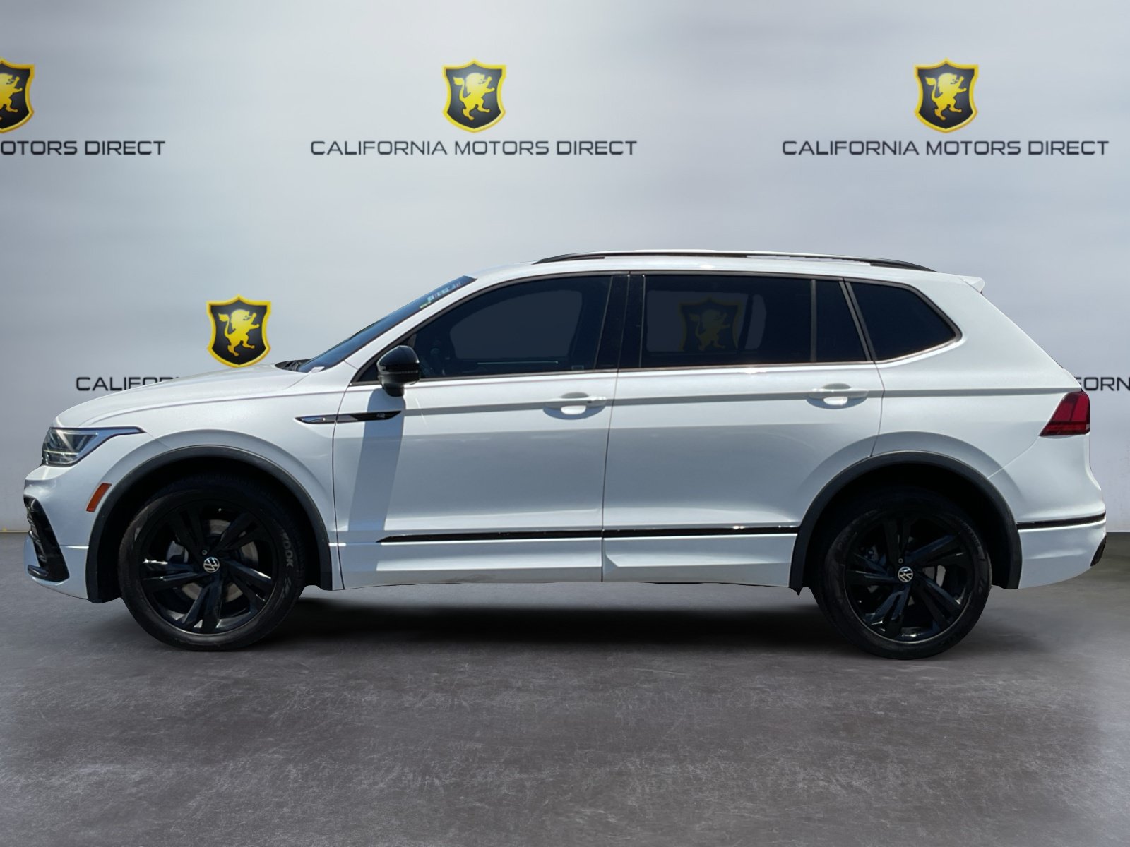 Used 2023 Volkswagen Tiguan SE R-Line FWD image 8