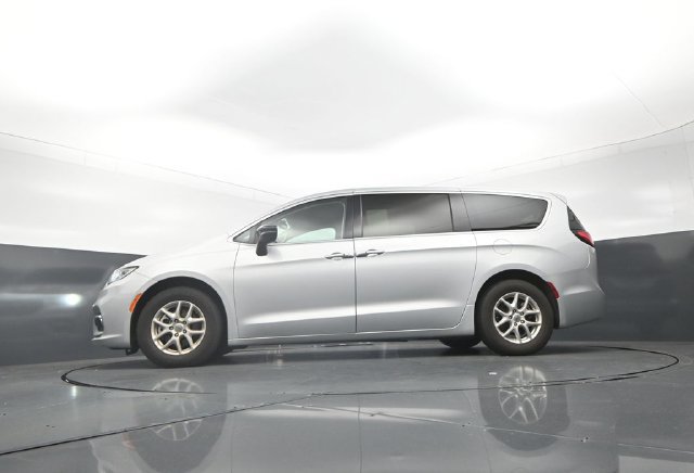 Used 2024 Chrysler Pacifica Touring-L FWD image 36