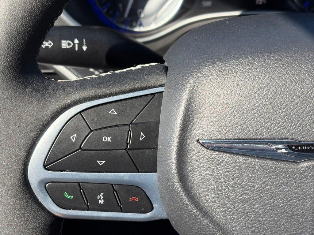 Used 2025 Chrysler Pacifica Select FWD image 24