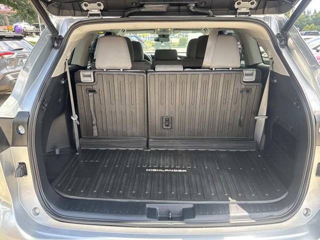 Used 2023 Toyota Highlander LE FWD image 12
