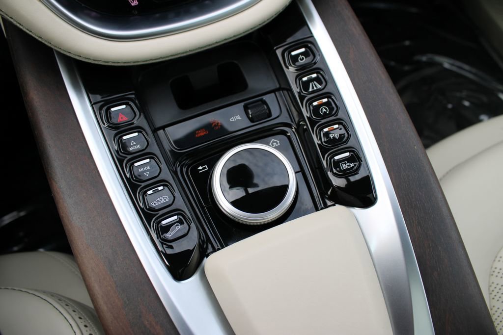 Used 2023 Aston Martin DBX image 16