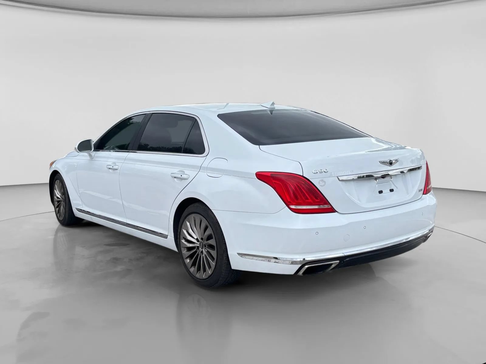 Used 2018 Genesis G90 3.3T Premium RWD image 3