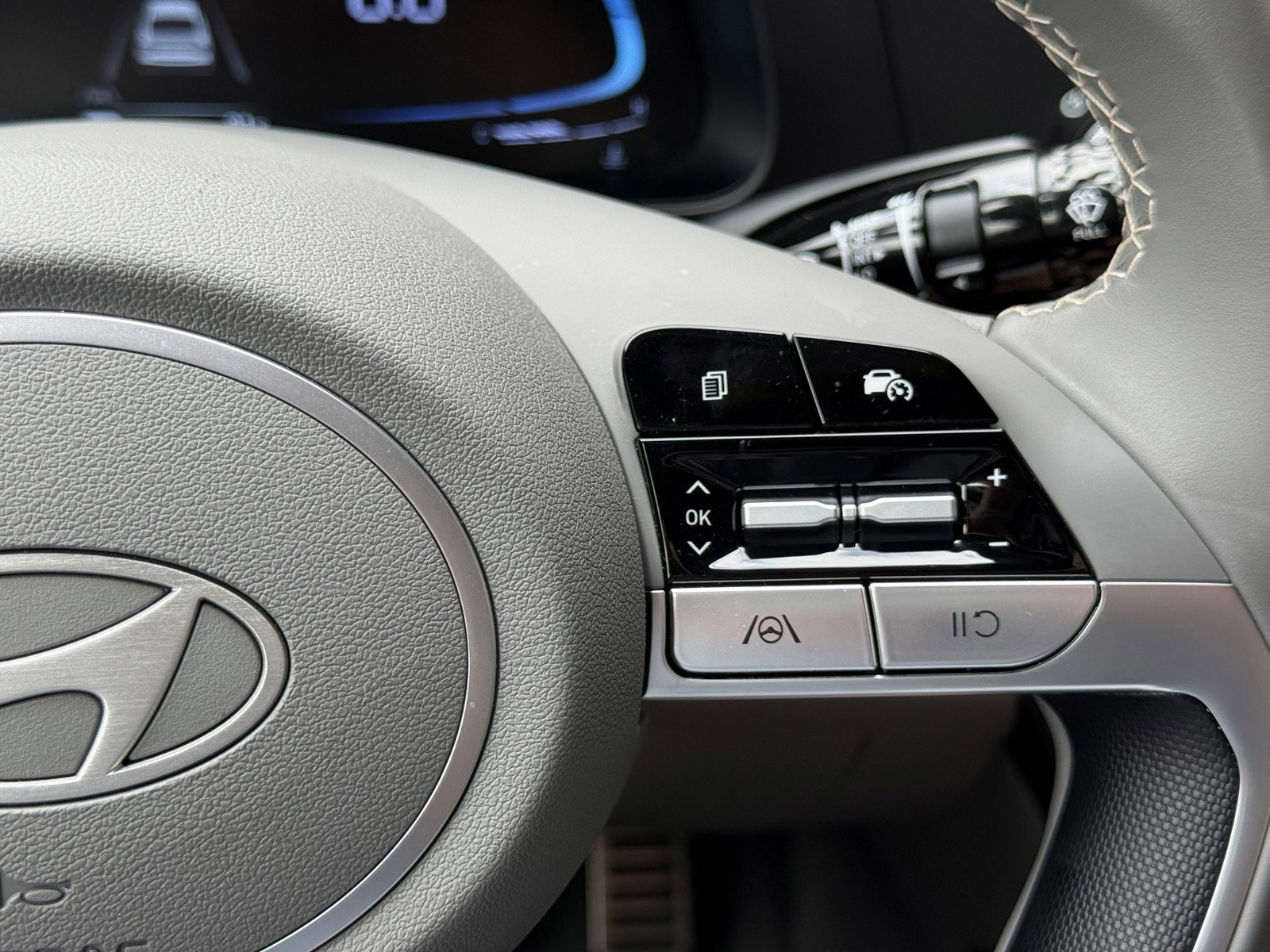 Certified 2025 Hyundai Elantra Sport image 21