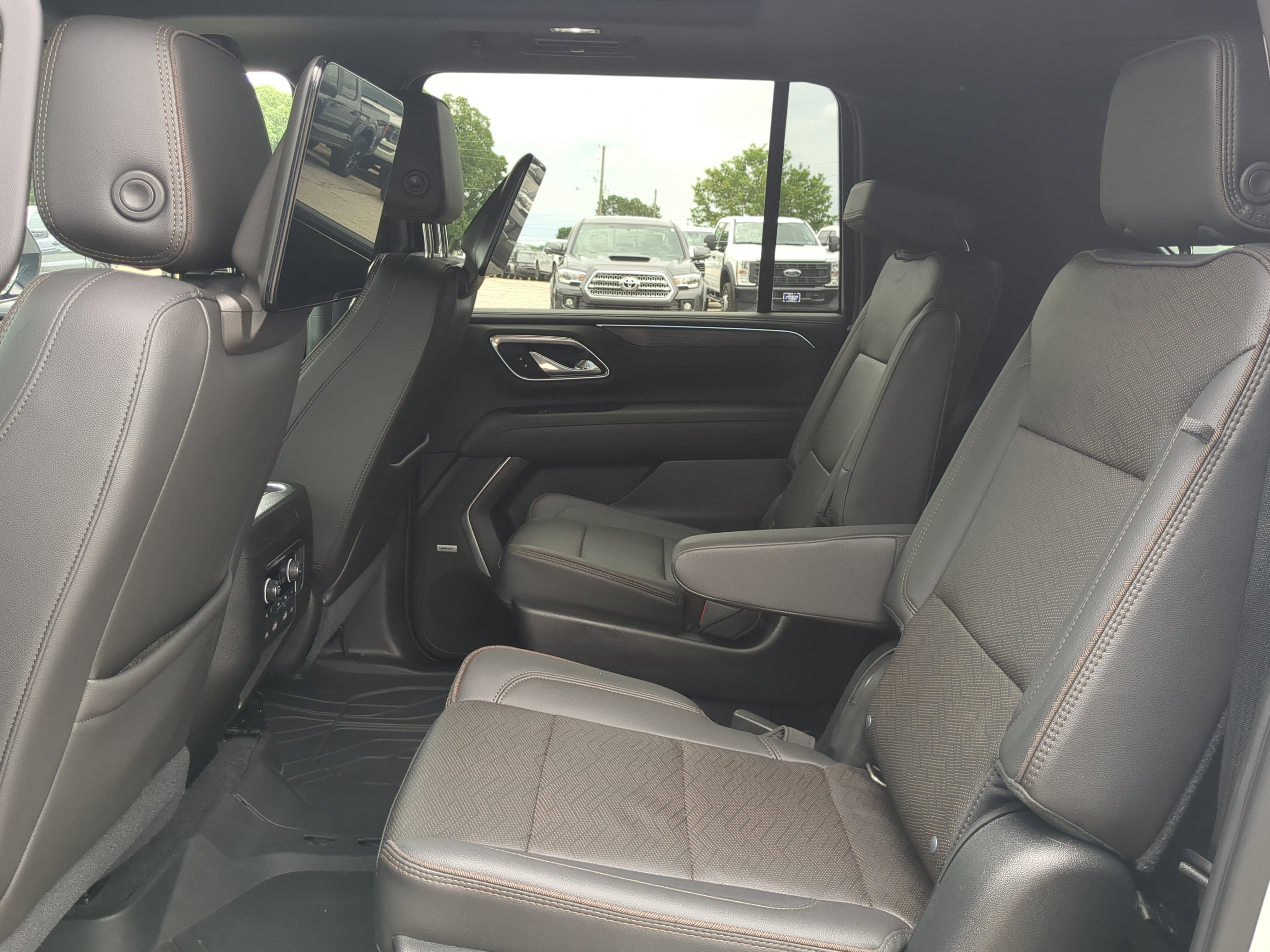 Used 2021 Chevrolet Suburban High Country w/ Premium Package RWD image 12