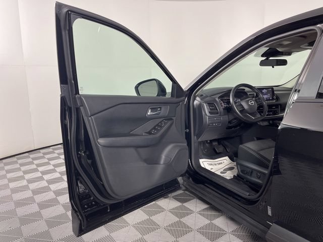 Used 2025 Nissan Rogue SV FWD image 17