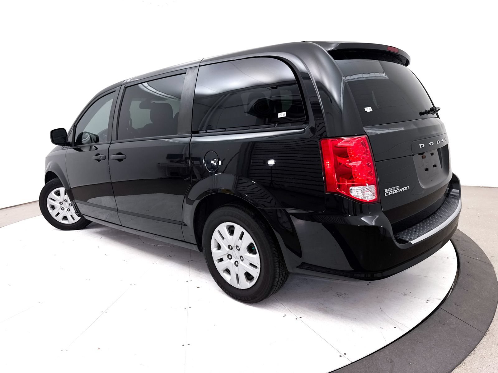 Used 2020 Dodge Grand Caravan SE w/ UConnect Hands-Free Group FWD image 2