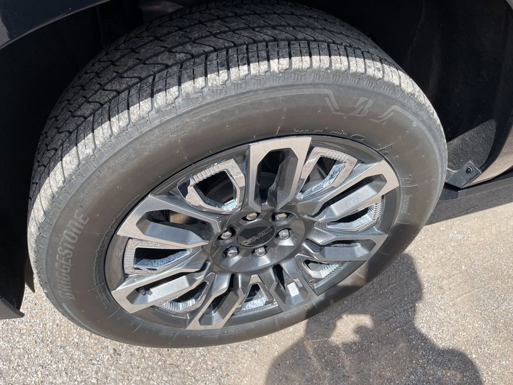 Used 2024 GMC Yukon XL Denali Ultimate AWD/4WD image 2
