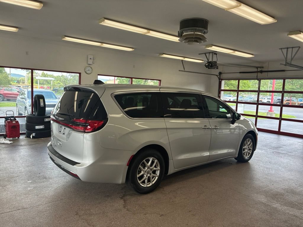 Certified 2024 Chrysler Pacifica Touring-L FWD image 42