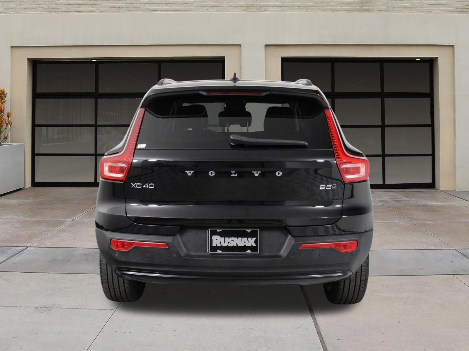 Certified 2025 Volvo XC40 B5 Plus AWD/4WD image 5