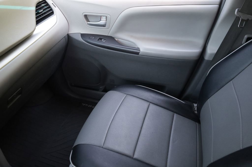 Used 2017 Toyota Sienna LE AWD/4WD image 11