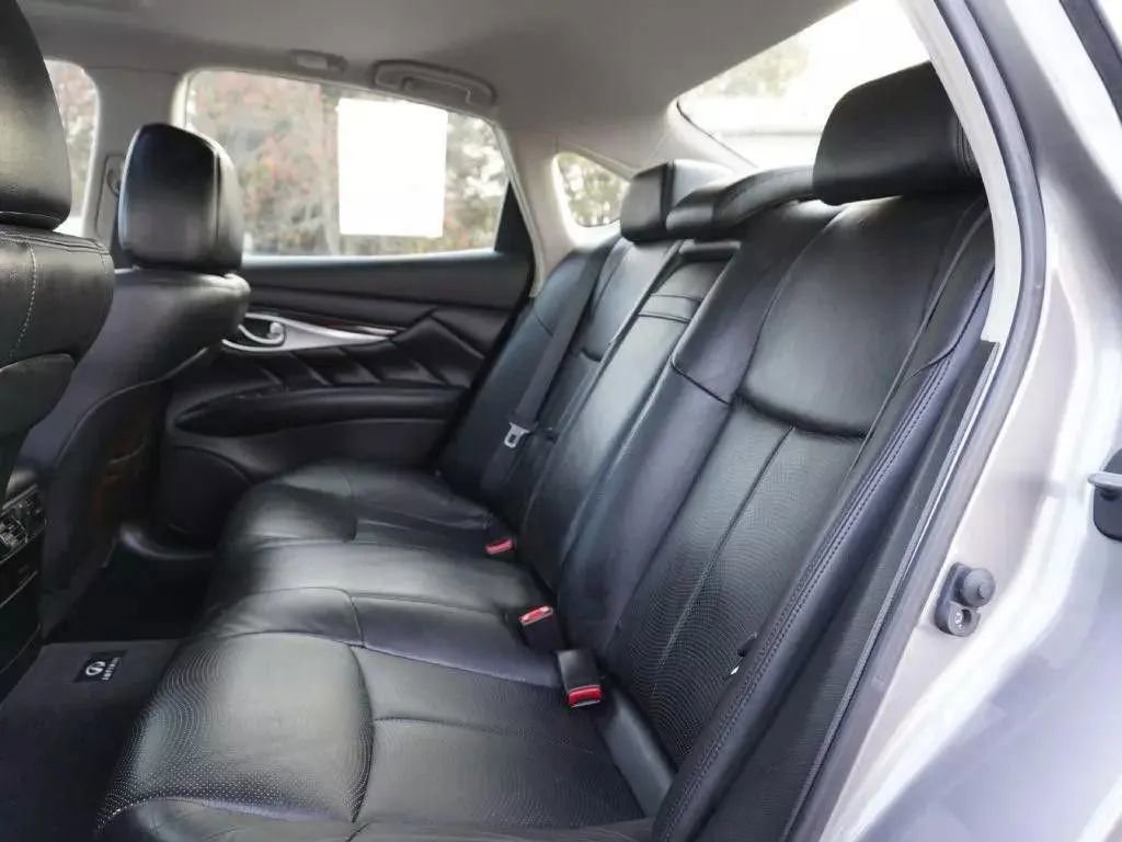 Used 2011 INFINITI M37 w/ Premium Pkg RWD image 39