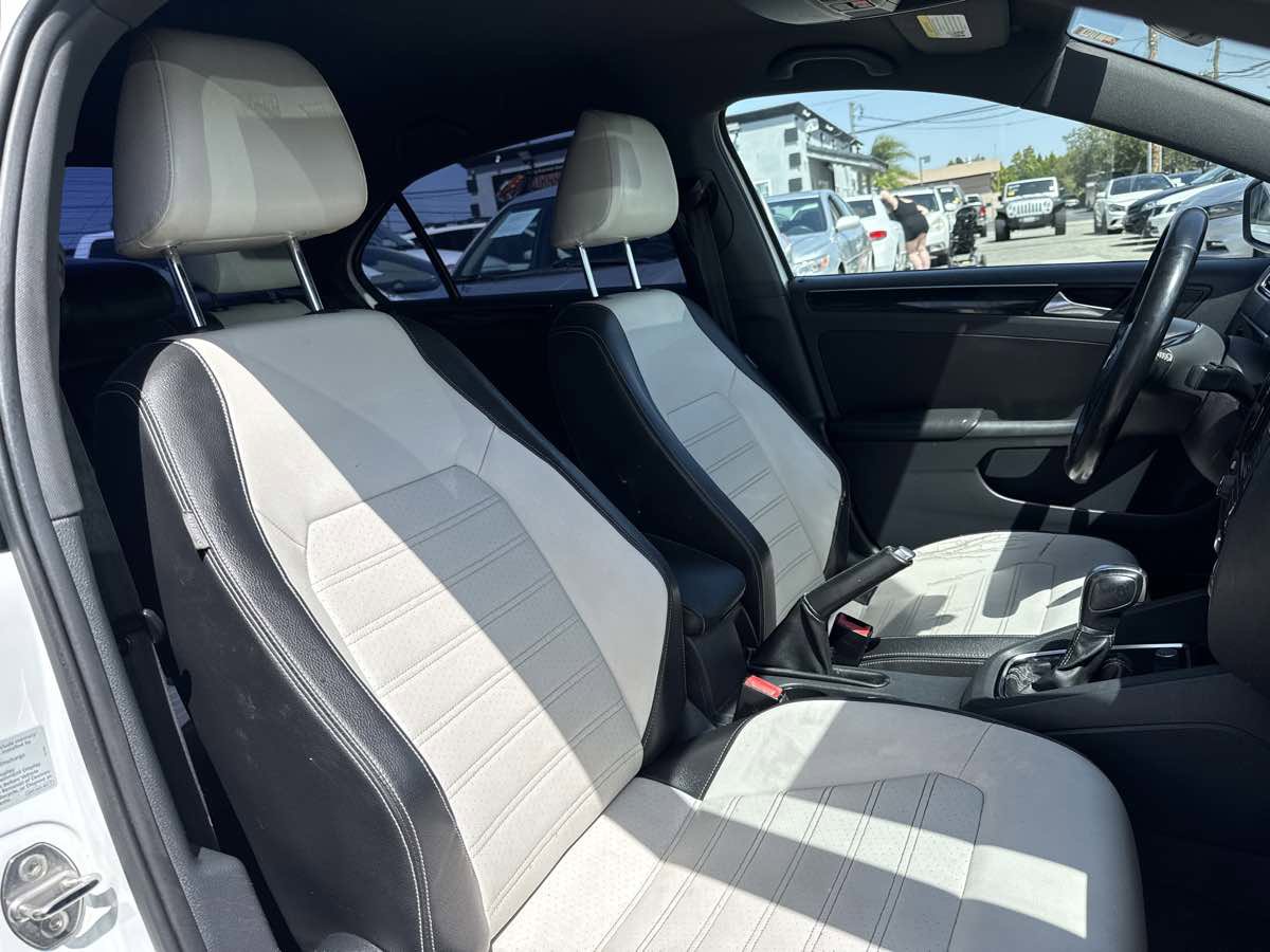 Used 2015 Volkswagen Jetta Sport FWD image 16