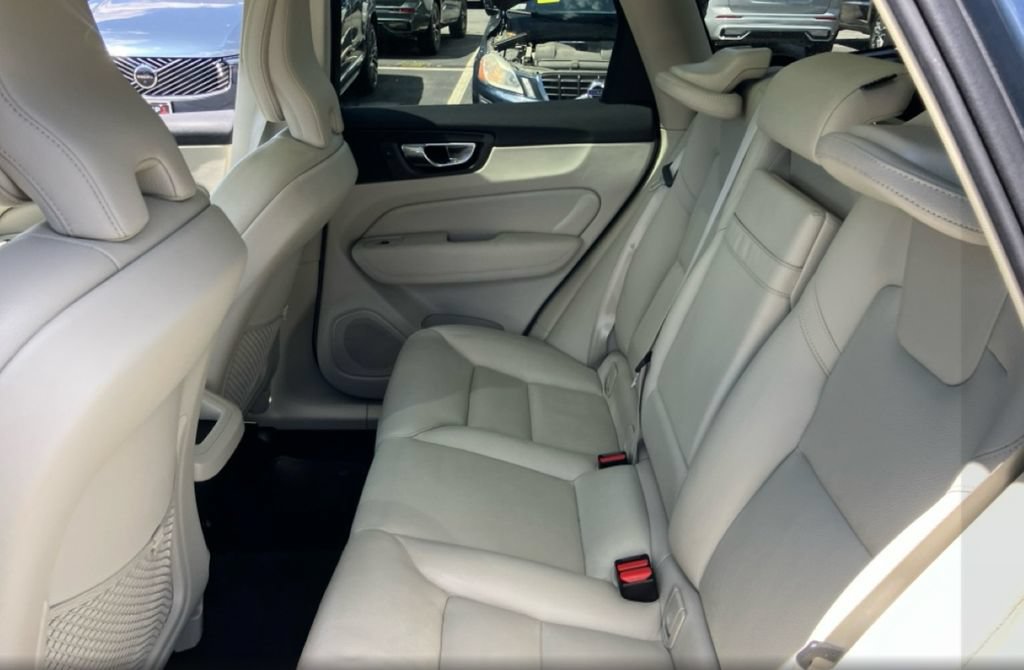 Used 2019 Volvo XC60 T5 Momentum w/ Premium Package AWD/4WD image 6