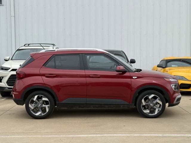 Used 2024 Hyundai Venue Limited FWD image 3