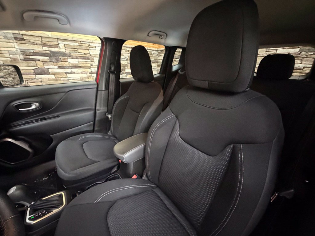 Used 2023 Jeep Renegade Latitude w/ Premium Group AWD/4WD image 27