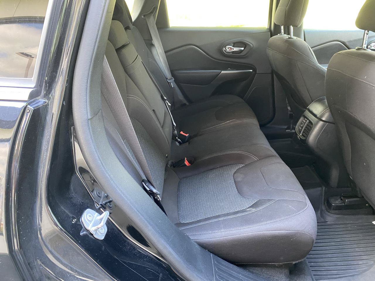 Used 2019 Jeep Cherokee Latitude w/ Popular Appearance Group AWD/4WD image 21